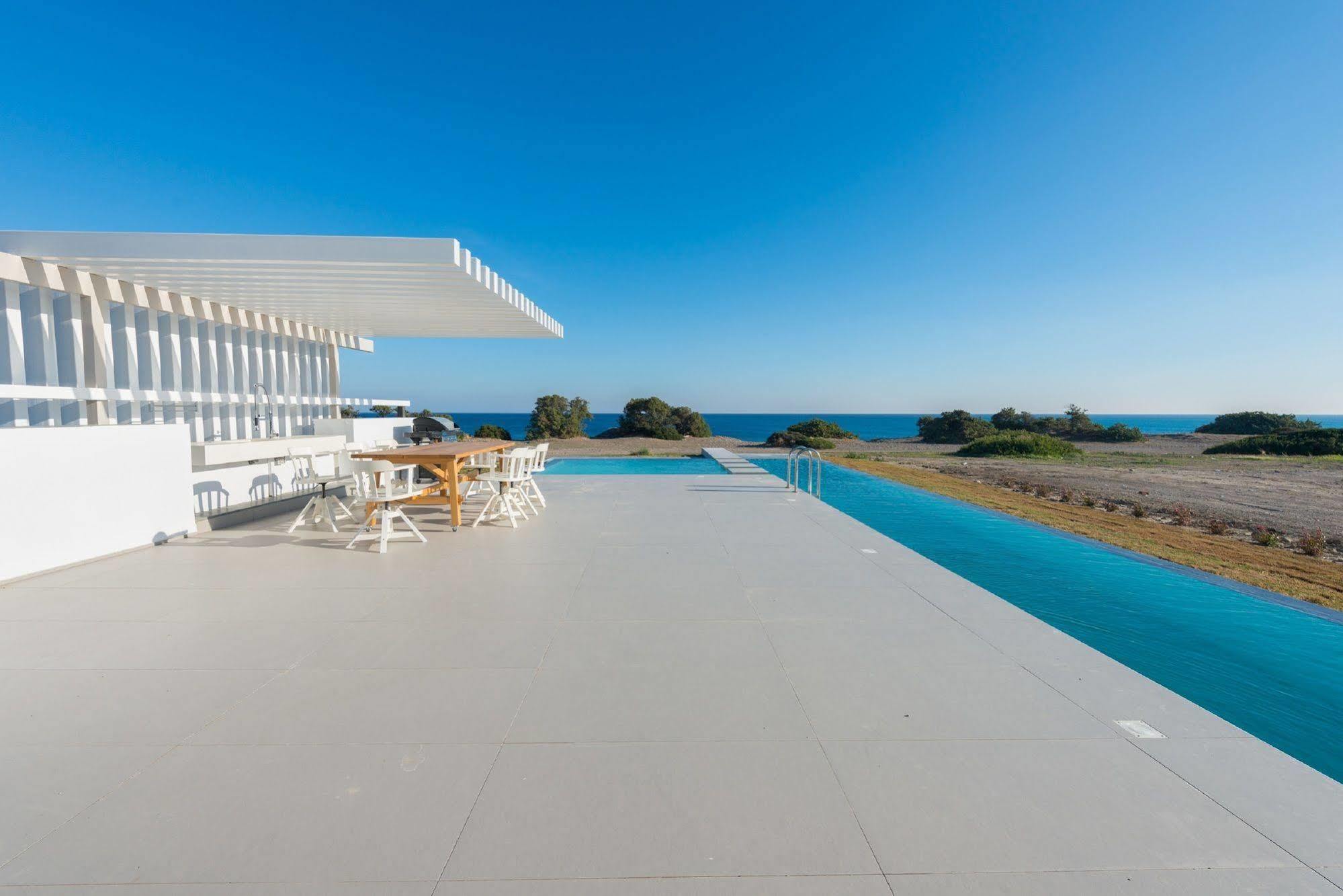 Albatross Beach Front Villas * Gennadi